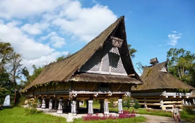 Rumah tradisional bolon