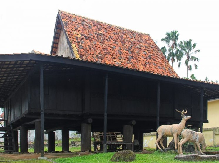 Rumah tradisional padu ampar